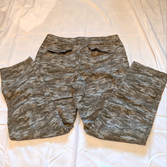 LL Bean size L Women's Camo Pants - Picture 6 of 8